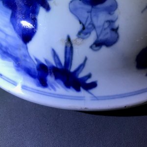 Un vase couvert en porcelaine de Chine bleu et blanc aux panneaux figuratives, époque Transition — photo 9