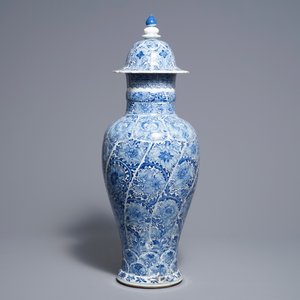 Un vase couvert en porcelaine de Chine bleu et blanc aux rinceaux floraux, Kangxi — photo 2