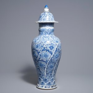 Un vase couvert en porcelaine de Chine bleu et blanc aux rinceaux floraux, Kangxi — photo 5