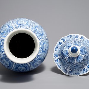 Un vase couvert en porcelaine de Chine bleu et blanc aux rinceaux floraux, Kangxi — photo 6