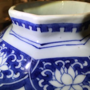 Un vase couvert en porcelaine de Chine bleu et blanc, époque Transition — photo 12