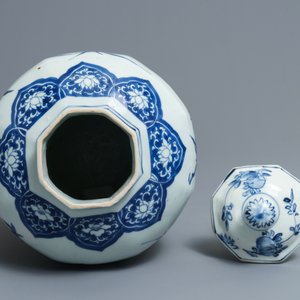 Un vase couvert en porcelaine de Chine bleu et blanc, époque Transition — photo 5