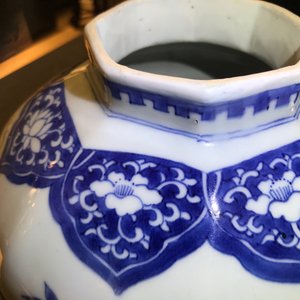 Un vase couvert en porcelaine de Chine bleu et blanc, époque Transition — photo 9