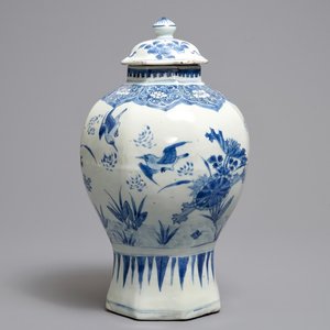 Un vase couvert en porcelaine de Chine bleu et blanc, époque Transition — photo 1
