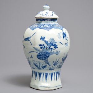 Un vase couvert en porcelaine de Chine bleu et blanc, époque Transition — photo 2