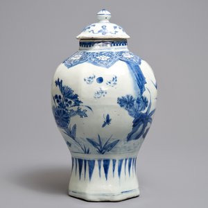 Un vase couvert en porcelaine de Chine bleu et blanc, époque Transition — photo 4