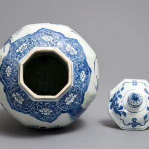Un vase couvert en porcelaine de Chine bleu et blanc, époque Transition — photo 5