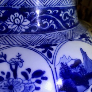 Un vase couvert en porcelaine de Chine bleu et blanc, Kangxi — photo 18