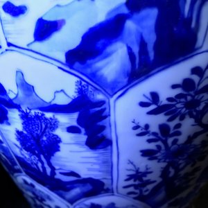 Un vase couvert en porcelaine de Chine bleu et blanc, Kangxi — photo 19