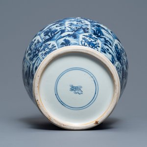 Un vase couvert en porcelaine de Chine bleu et blanc, Kangxi — photo 6