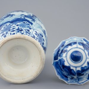 Un vase couvert en porcelaine de Chine bleu et blanc, Kangxi — photo 6