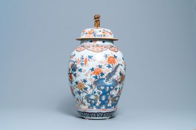 Un vase couvert en porcelaine de Chine de style Imari, Kangxi