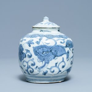 Un vase couvert en porcelaine de Chine en bleu et blanc à décor de lions bouddhistes, Ming — photo 1