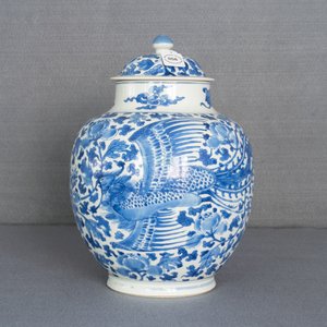 Un vase couvert en porcelaine de Chine en bleu et blanc à décor de phénix, Kangxi — photo 12