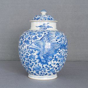 Un vase couvert en porcelaine de Chine en bleu et blanc à décor de phénix, Kangxi — photo 14