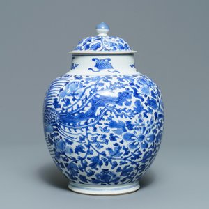 Un vase couvert en porcelaine de Chine en bleu et blanc à décor de phénix, Kangxi — photo 2
