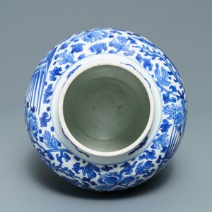Un vase couvert en porcelaine de Chine en bleu et blanc à décor de phénix, Kangxi — photo 5