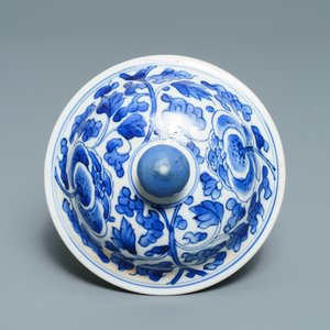 Un vase couvert en porcelaine de Chine en bleu et blanc à décor de phénix, Kangxi — photo 7