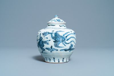 Un vase couvert en porcelaine de Chine en bleu et blanc à décor de phénix, Ming