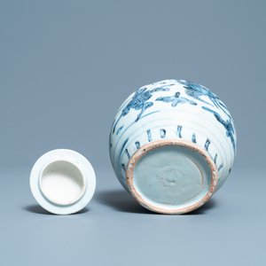 Un vase couvert en porcelaine de Chine en bleu et blanc à décor de phénix, Ming — photo 6