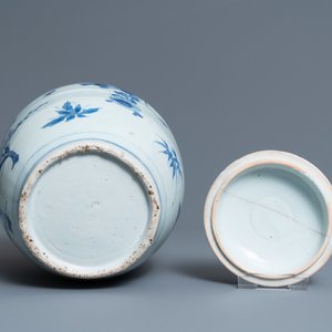 Un vase couvert en porcelaine de Chine en bleu et blanc, époque Transition — photo 6