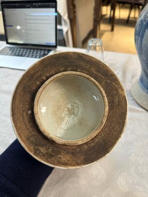 Un vase couvert en porcelaine de Chine en bleu et blanc et un plat à fond céladon, marque de Chenghua, 19ème — photo 15