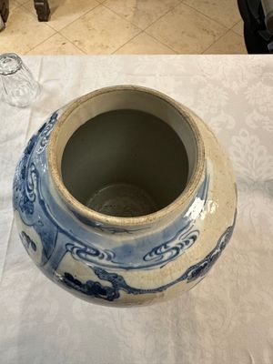 Un vase couvert en porcelaine de Chine en bleu et blanc et un plat à fond céladon, marque de Chenghua, 19ème — photo 16