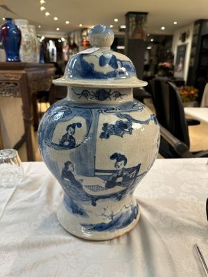 Un vase couvert en porcelaine de Chine en bleu et blanc et un plat à fond céladon, marque de Chenghua, 19ème — photo 10