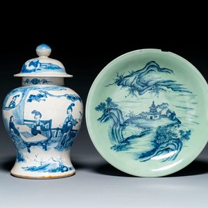 Un vase couvert en porcelaine de Chine en bleu et blanc et un plat à fond céladon, marque de Chenghua, 19ème — photo 1