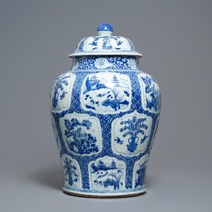 Un vase couvert en porcelaine de Chine en bleu et blanc, Kangxi — photo 1