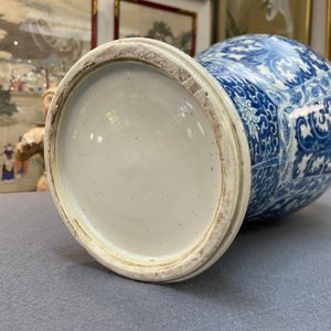 Un vase couvert en porcelaine de Chine en bleu et blanc, Kangxi — photo 12