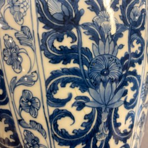 Un vase couvert en porcelaine de Chine en bleu et blanc, Kangxi — photo 18