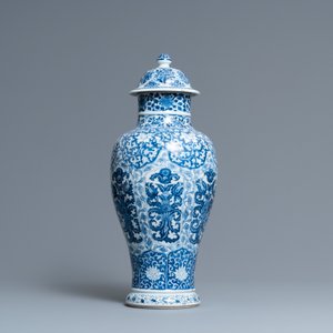 Un vase couvert en porcelaine de Chine en bleu et blanc, Kangxi — photo 2