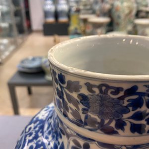 Un vase couvert en porcelaine de Chine en bleu et blanc, Kangxi — photo 31