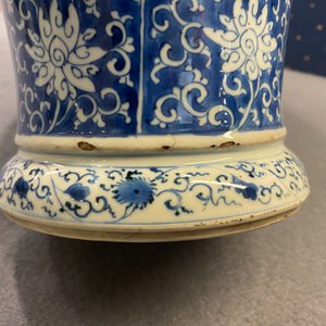 Un vase couvert en porcelaine de Chine en bleu et blanc, Kangxi — photo 34