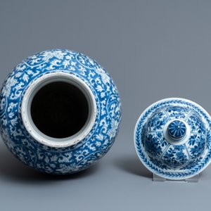 Un vase couvert en porcelaine de Chine en bleu et blanc, Kangxi — photo 5