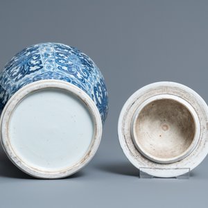 Un vase couvert en porcelaine de Chine en bleu et blanc, Kangxi — photo 6