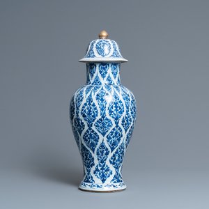 Un vase couvert en porcelaine de Chine en bleu et blanc, Kangxi — photo 1