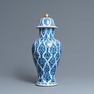 Un vase couvert en porcelaine de Chine en bleu et blanc, Kangxi — photo 2