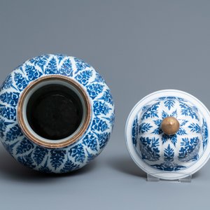 Un vase couvert en porcelaine de Chine en bleu et blanc, Kangxi — photo 5
