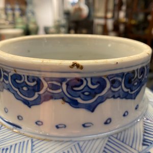 Un vase couvert en porcelaine de Chine en bleu et blanc rehaussé d'or, Kangxi/Yongzheng — photo 13