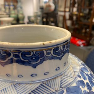 Un vase couvert en porcelaine de Chine en bleu et blanc rehaussé d'or, Kangxi/Yongzheng — photo 15