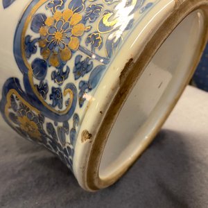 Un vase couvert en porcelaine de Chine en bleu et blanc rehaussé d'or, Kangxi/Yongzheng — photo 18