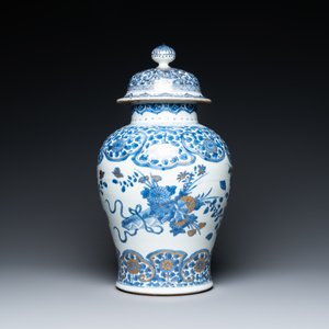 Un vase couvert en porcelaine de Chine en bleu et blanc rehaussé d'or, Kangxi/Yongzheng — photo 3