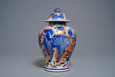 Un vase couvert en porcelaine de Chine en bleu et blanc surdécoré, 19ème