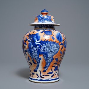 Un vase couvert en porcelaine de Chine en bleu et blanc surdécoré, 19ème — photo 1