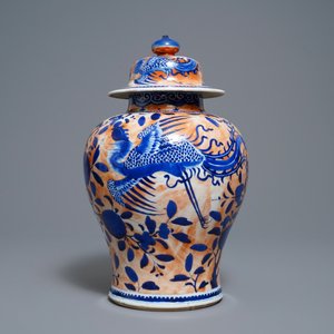 Un vase couvert en porcelaine de Chine en bleu et blanc surdécoré, 19ème — photo 3