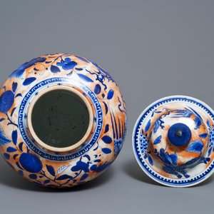 Un vase couvert en porcelaine de Chine en bleu et blanc surdécoré, 19ème — photo 5