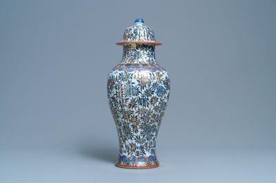Un vase couvert en porcelaine de Chine en bleu et blanc surdécoré, Kangxi