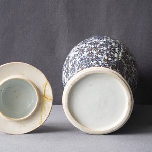 Un vase couvert en porcelaine de Chine en bleu et blanc surdécoré, Kangxi — photo 15